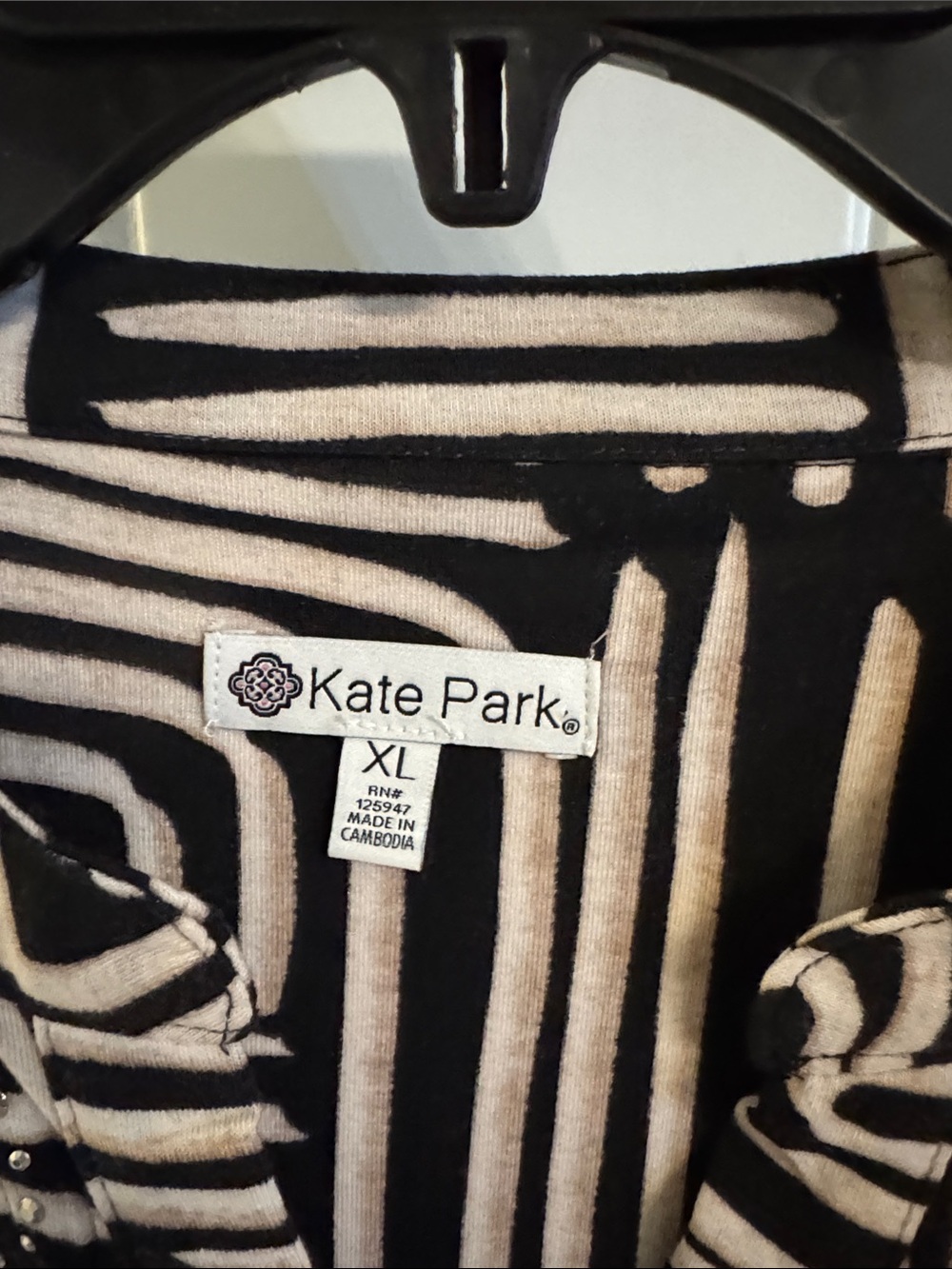 Kate Park Black & Cream Geometric Split-Neck Blouse - Picture 4 of 5